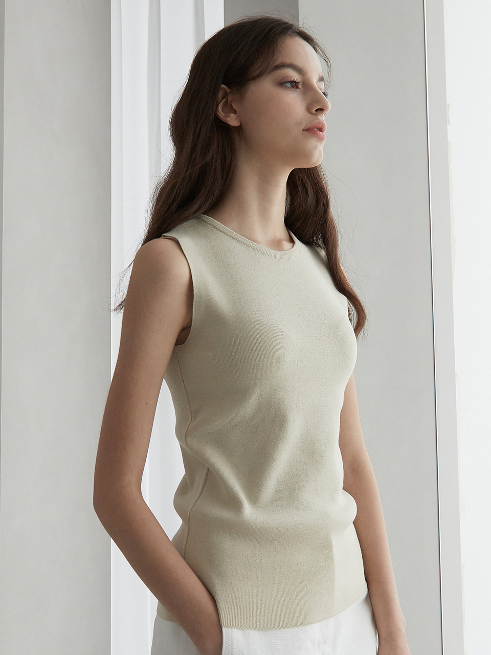 round sleeveless knit (light beige)